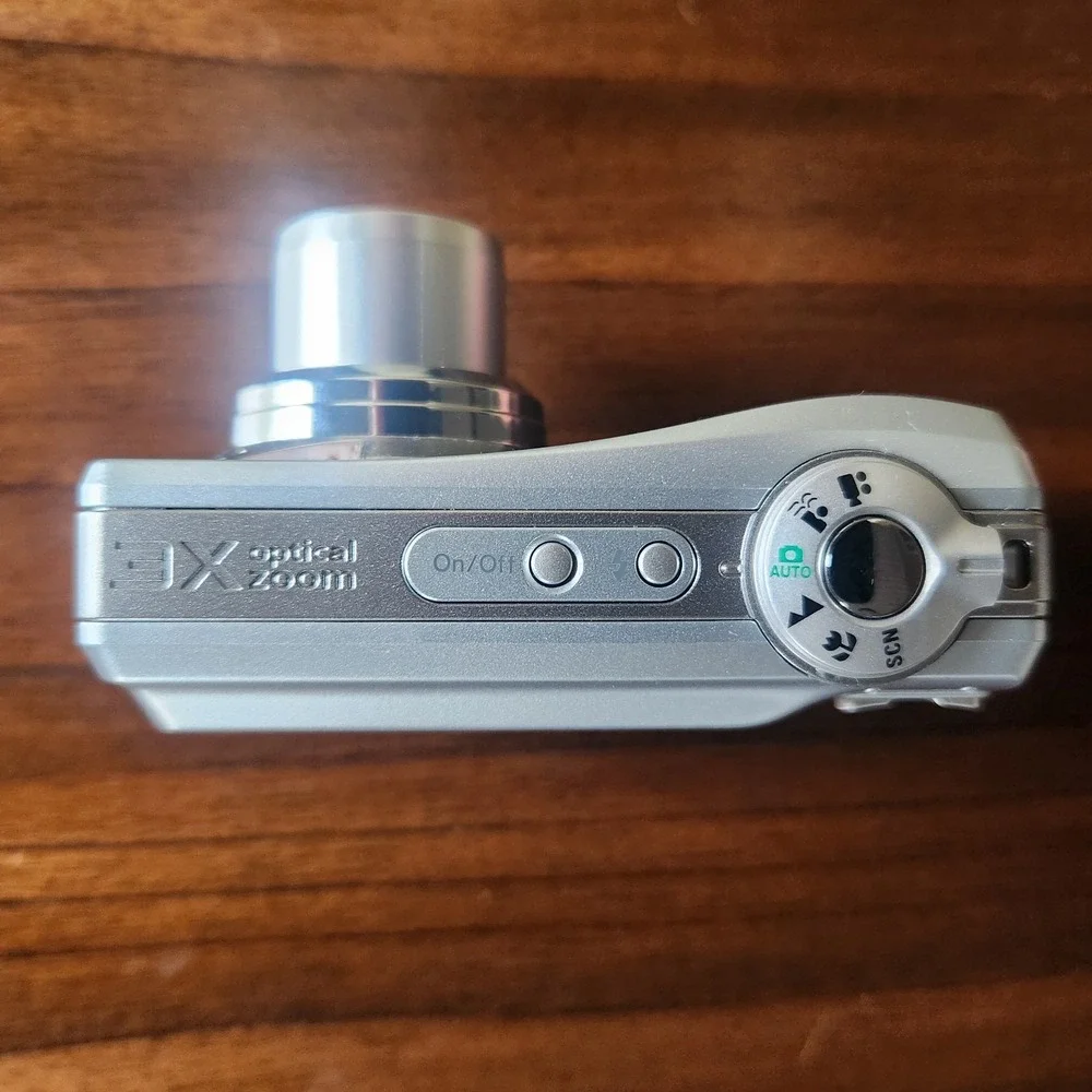 Kodak EasyShare C913 Digital Camera 9.2MP, 3X Optical Zoom, Silver. Read